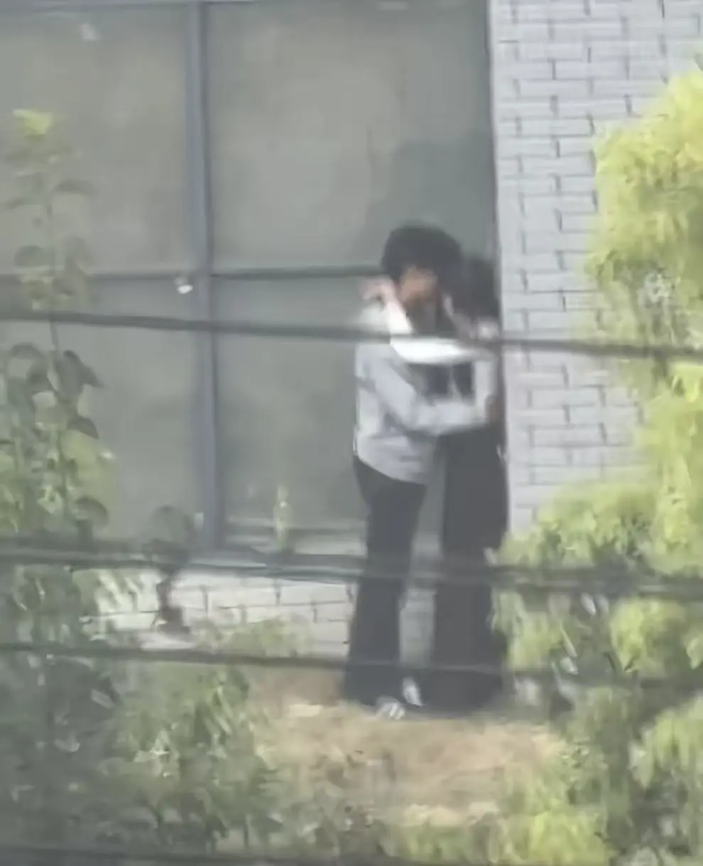 《蚌埠职教园情侣野外吃冰棒视频完整版》事件全过程完整呈现，现场画面流出引热议，蚌埠职教园情侣野外吃冰棒视频完整版原生态实录免费鉴赏，抖音热播中