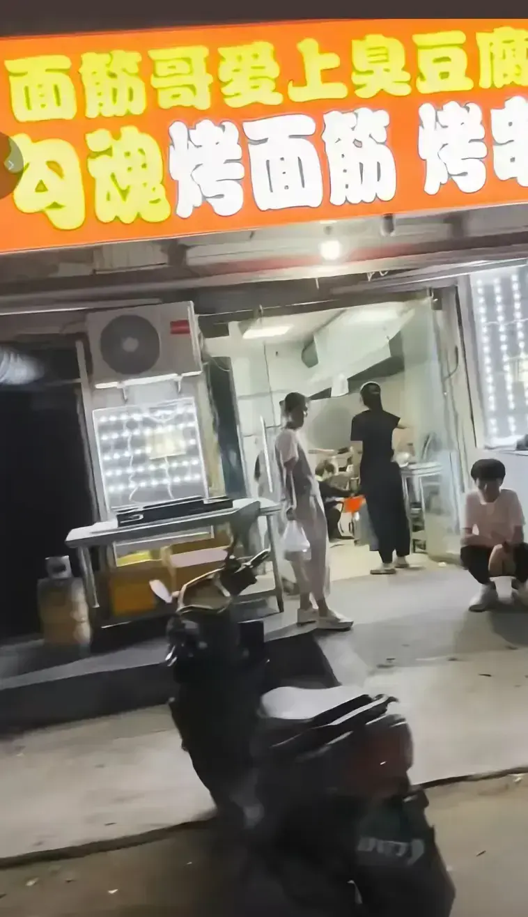 《安平勾魂面筋哥丈母娘事件完整视频》1080P高清无删减版在线观看-安平勾魂面筋哥丈母娘事件完整版免费播放-摆摊小伙用一根面筋征服全网引热议