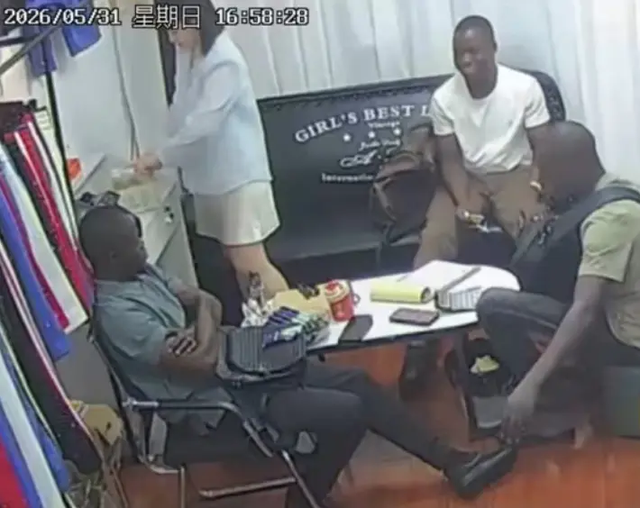 三个黑人买衣服监控视频无删减版全集播放 - 美女老板娘应对全过程高清录像 - 《三个黑人买衣服》完整版资源免费在线观看